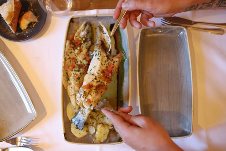 El toque picante corre a cargo de las guindillas en esta lubina con vinagreta de tomate.