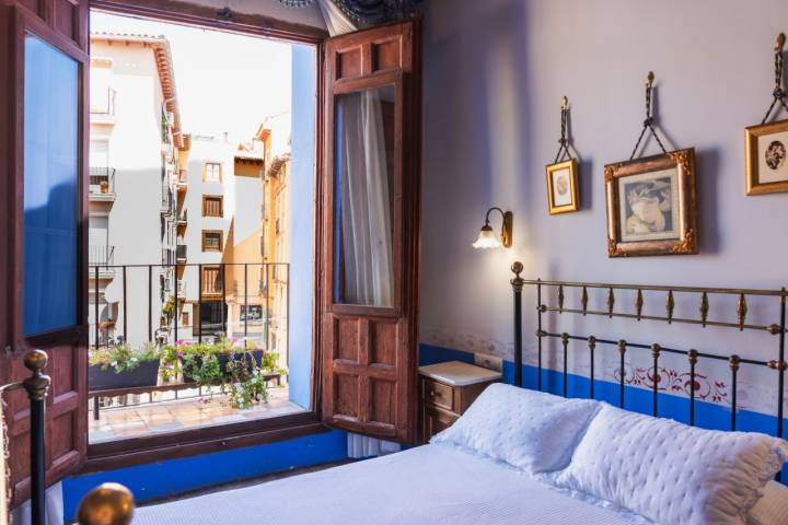 Una de las habitaciones del mesón con vistas a la calle.