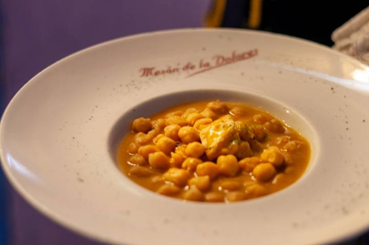 Un plato de garbanzos con congrio, un pescado típico de la zona.