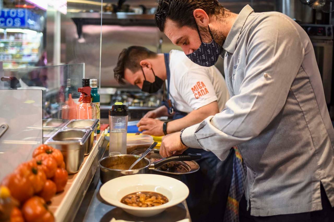 Adrián Cabrerizo y Fran Vicente cocinando