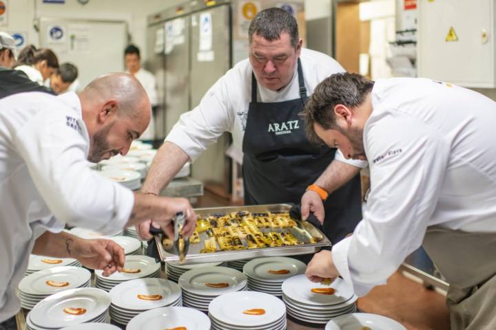 Trabajo en cocina durante la cena de clausura del Miniature Enyesques Congress de Lanzarote