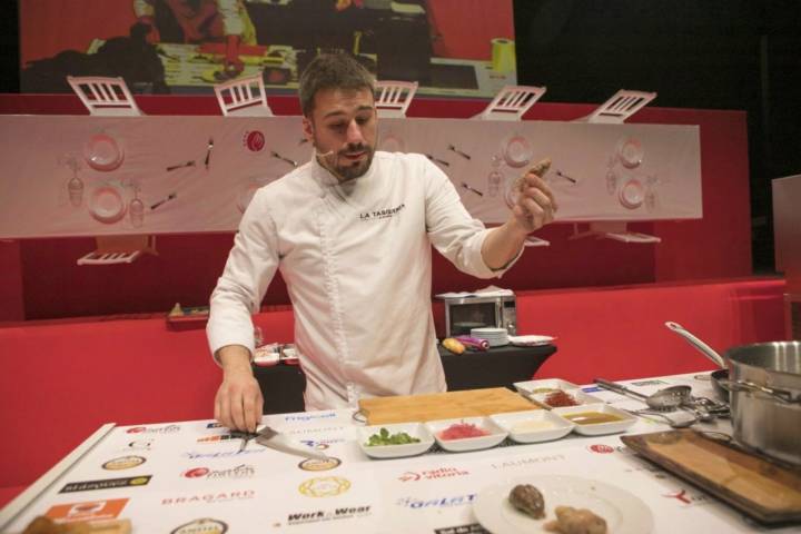 Javi Estévez preparó su famosa cabeza de cochinillo confitada y frita. Foto cedida.