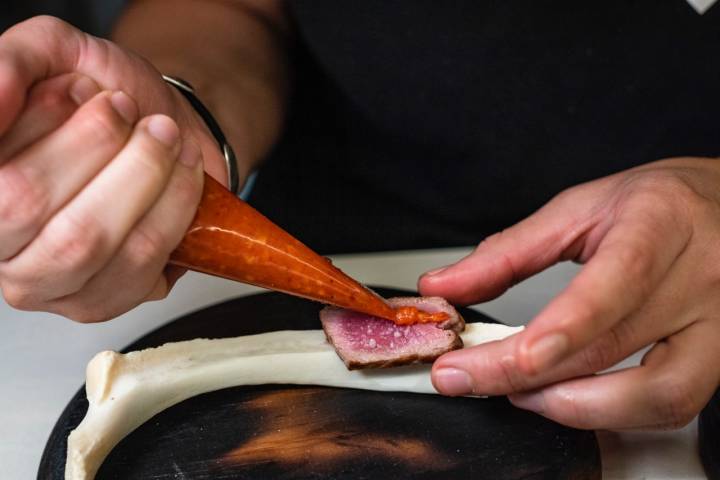 Ternera joven madurada con crema de pimiento.