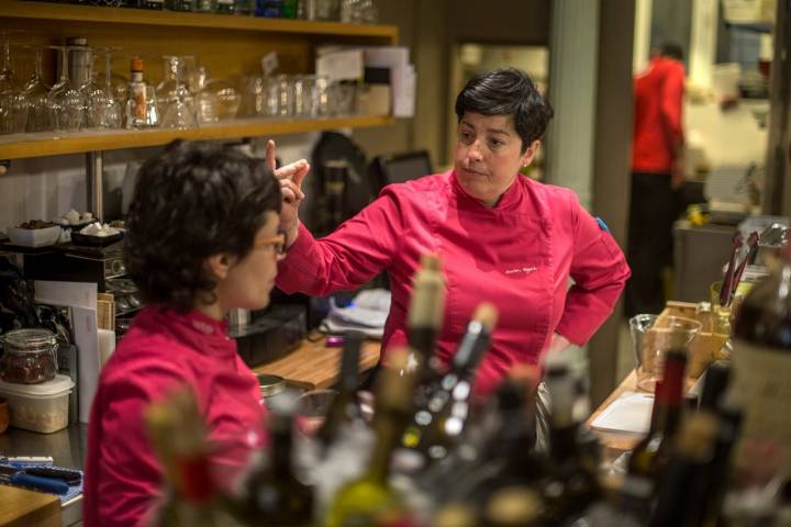 Marian y Carmen organizan el servicio desde la barra. Foto: Alfredo Cáliz.  ​