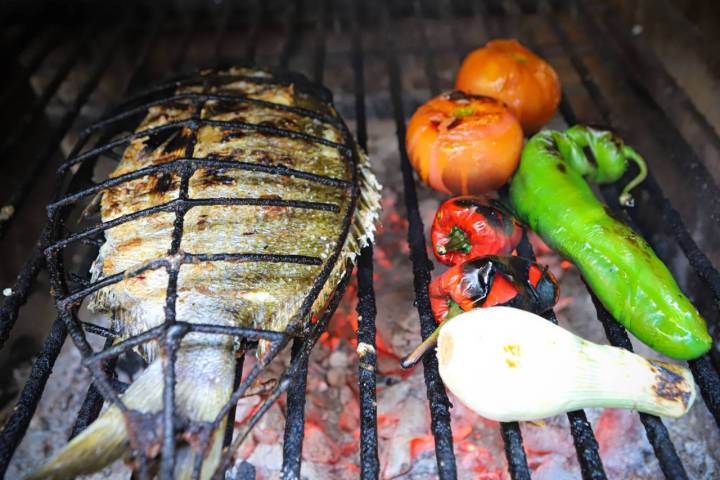 pescado y verduras a la parrilla