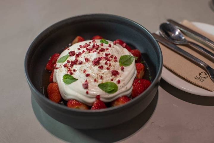 Fresas de Aranjuez bañadas en espuma de yogur.