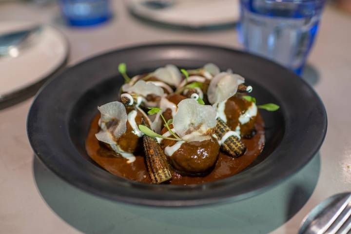 Albóndigas de corzo con mole poblano.