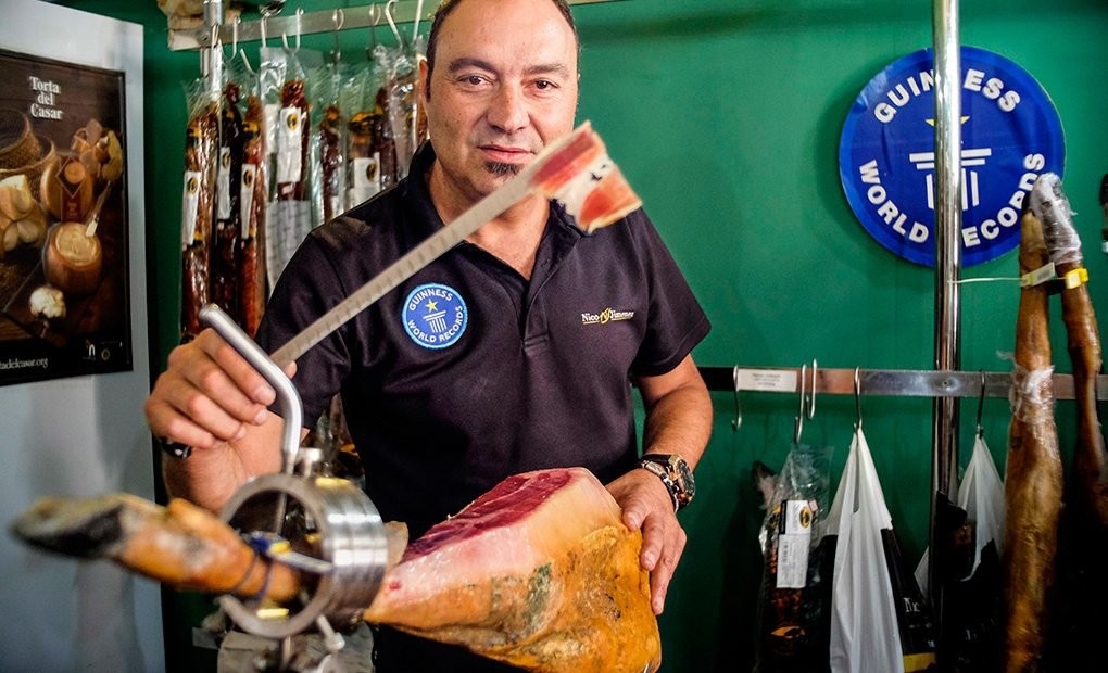 Un cuchillo de oro con cinco récords Guinness