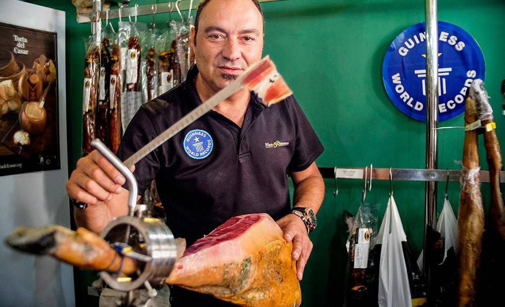 Un cuchillo de oro con cinco récords Guinness