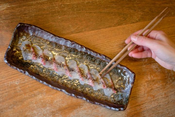 Usuzukuri de dorada blanca con aceite de trufa blanca.