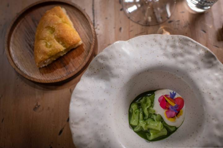 CALLOS DE BACALAO / MANTEQUILLA DE OVEJA / FLORES