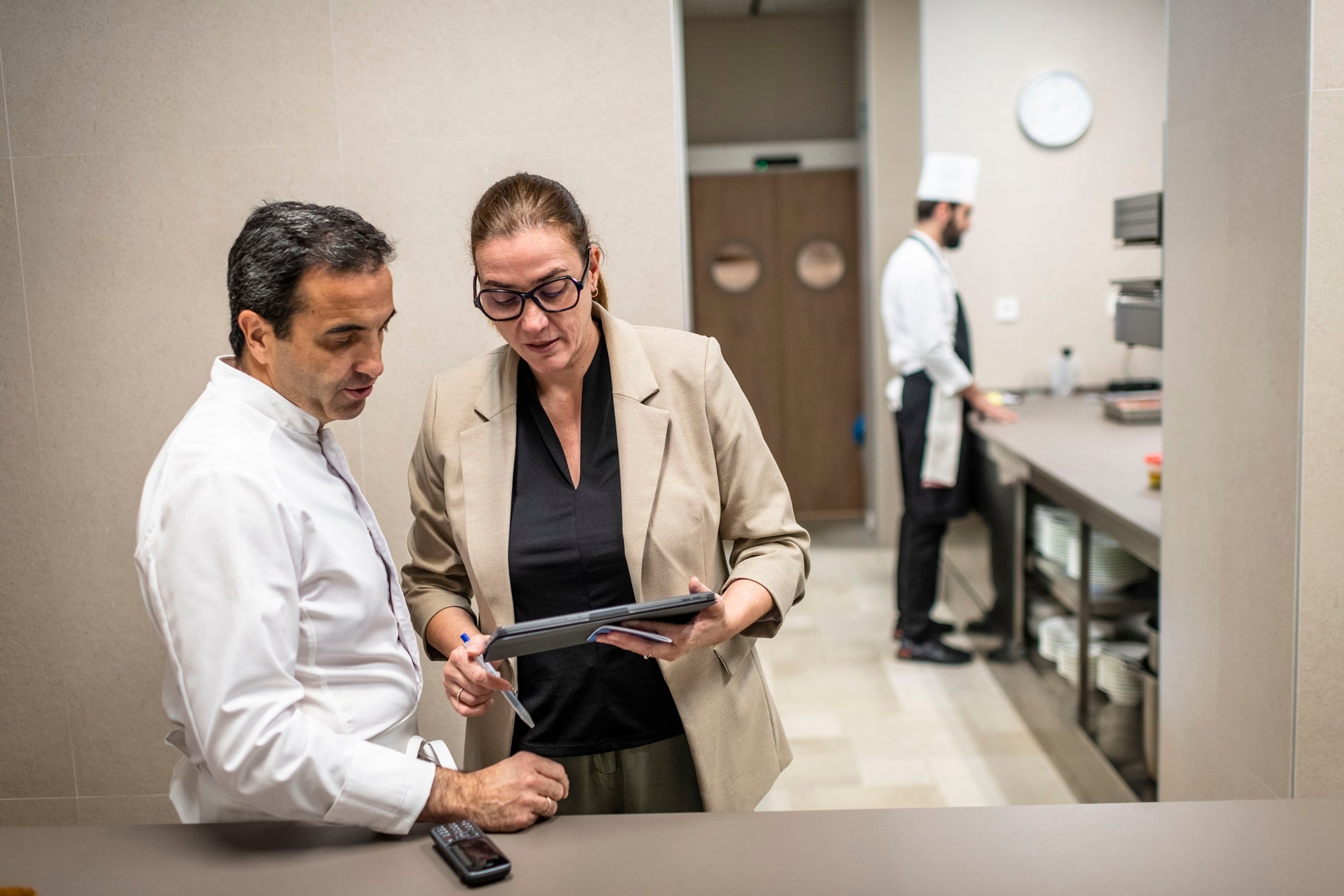 Nuevos restaurantes Madrid junio Óscar Velasco y Montse Abellà hablando