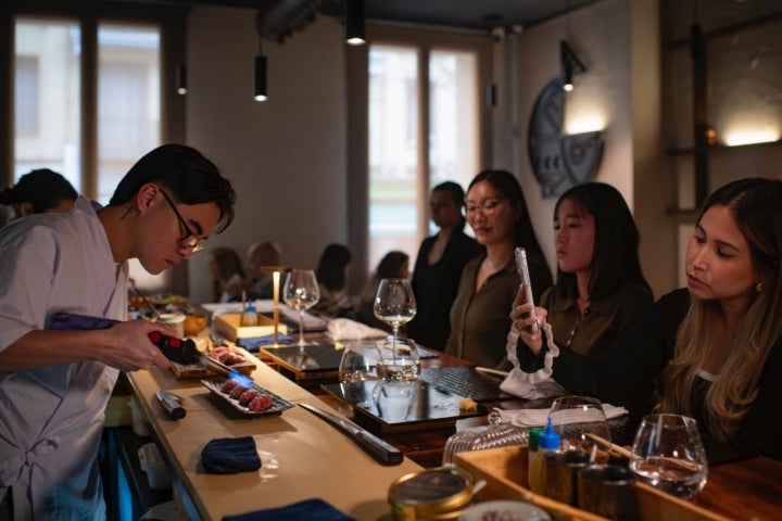 Seis comensales viven en directo la cocina de Otoro.