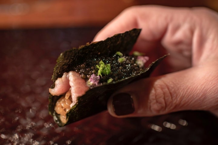 Nigiri de ventresca con caviar ahumado y alga nori.