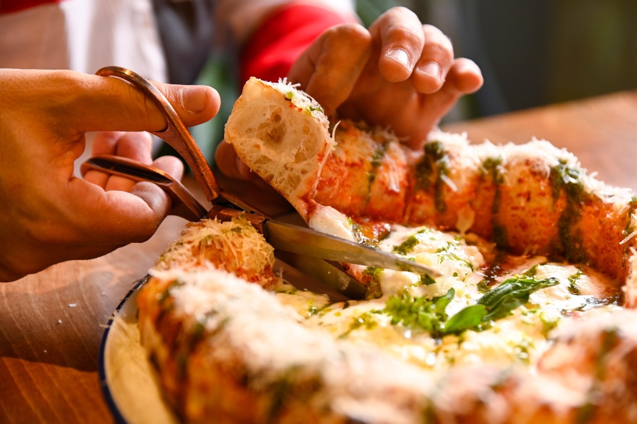 La pizza Orballo, con ‘stracciatella’, pesto, queso Galmesán, ralladura de lima, albahaca fresca y aceite picual.