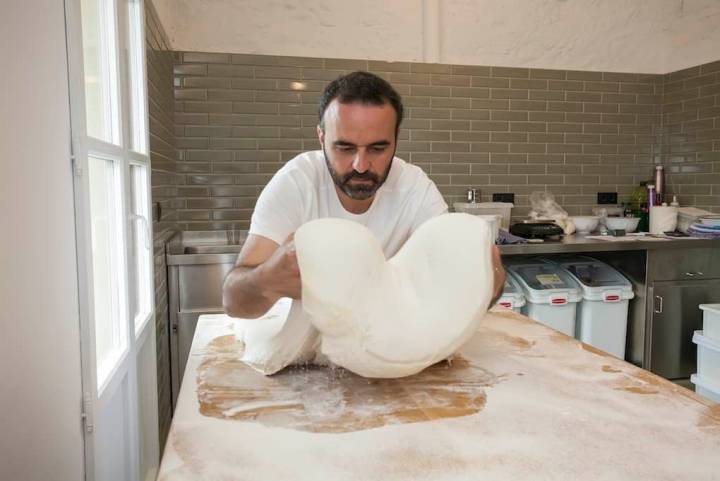 David hace la baguette con harina francesa y deja la masa en la nevera 24 horas.