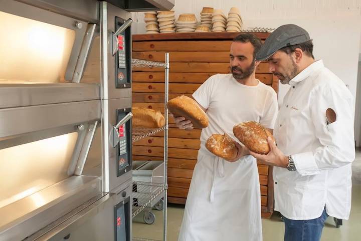 David Santiago y Jesús Sánchez, en el nuevo horno del 'Cenador de Amós'.