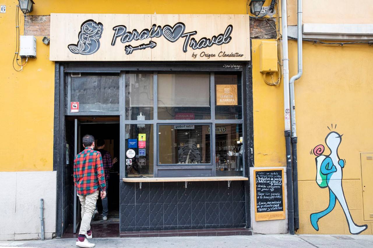 La taberna es pequeña pero cuando hace buen tiempo cuenta con terraza.