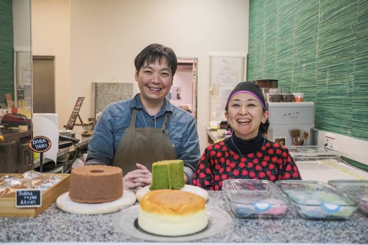 Utako y Kosuke regentan 'Wagashi Utatane', con puesto en el Mercado Guzmán El Bueno.