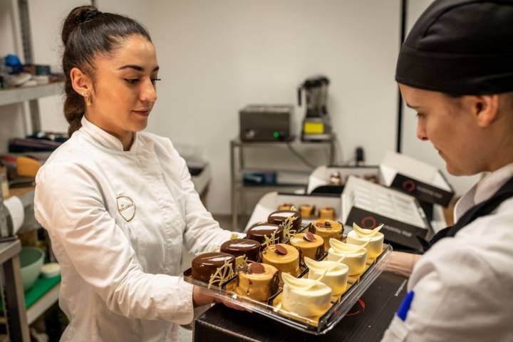 Dándole el último toque a los pasteles de yuzu, caramelo-café y mousse de Madagascar.