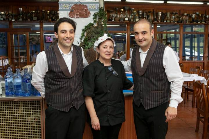 Alejandro y Pedro junto a su madre, María de los Ángeles, el alma de la cocina.