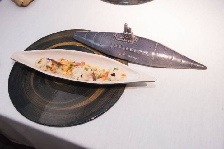 Plato de ensalada de cebolla asada y salazones en vajilla especial para el restaurante 'Magoga', en Cartagena, Murcia.