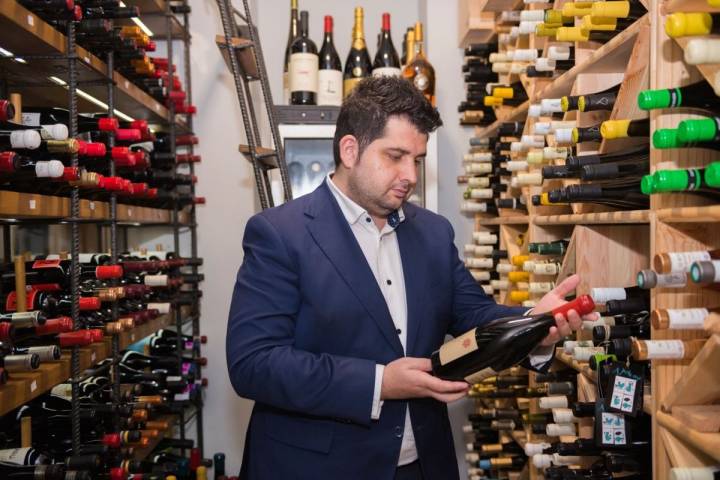 Adrián de Marco, sumiller del restaurante 'Magoga' en Cartagena, Murcia, en la bodega de vinos del local.