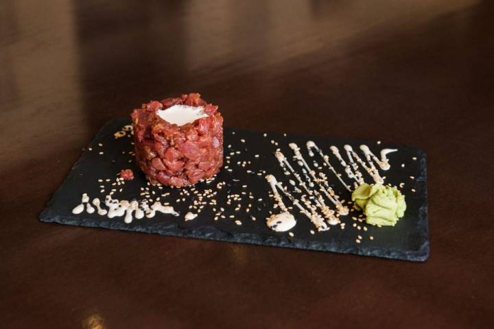 Plato de tartar de atún del restaurante 'La Catedral', en La Unión, Murcia.