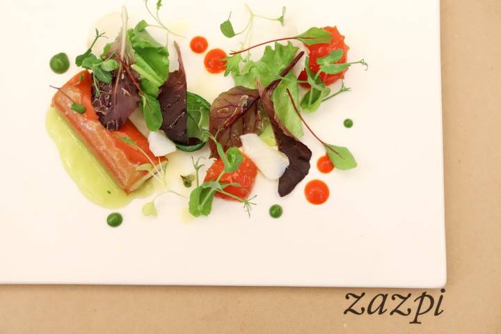 Ensalada de brandada de bacalao con un canelón de gelatina de tomate en 'Zazpi'. Foto: Yoana Salvador.