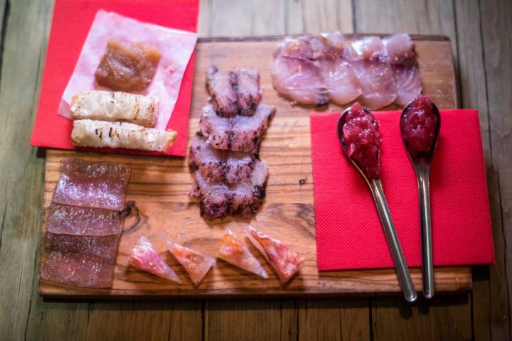 Caballa, ventresca de atún, salmonete... un banquete de salazones en la mesa.