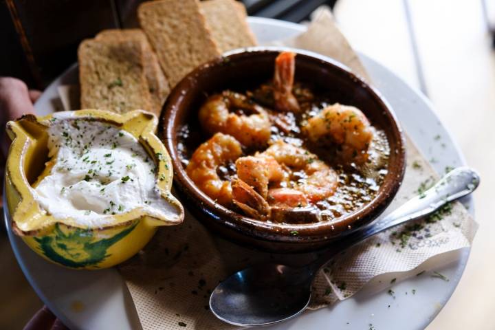 Playa y chiringuito Los Cocedores (Pulpí, Almería) gambas al ajillo