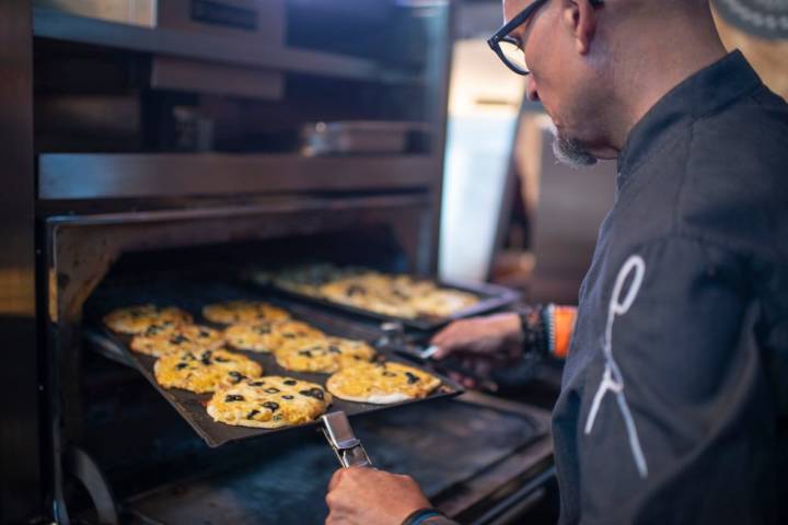 La pizza de ají de gallina gratinada en queso San Simón del peruano Christian Bravo.