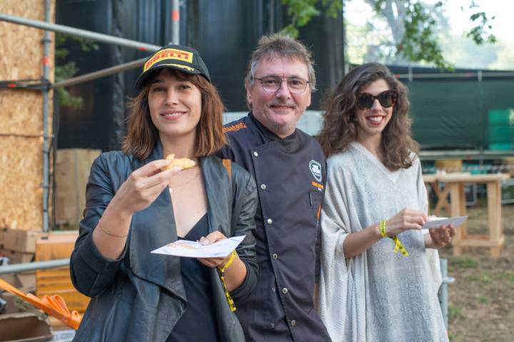 Andoni tenía fans: la cantante Julia de Castro y la actriz Cecilia Freijero.