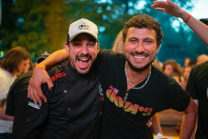 Javi Estevez, con gorra, y el cocinero de 'Kulto', José Fuentes, que inauguró el festival y siguió ayudando a sus colegas.