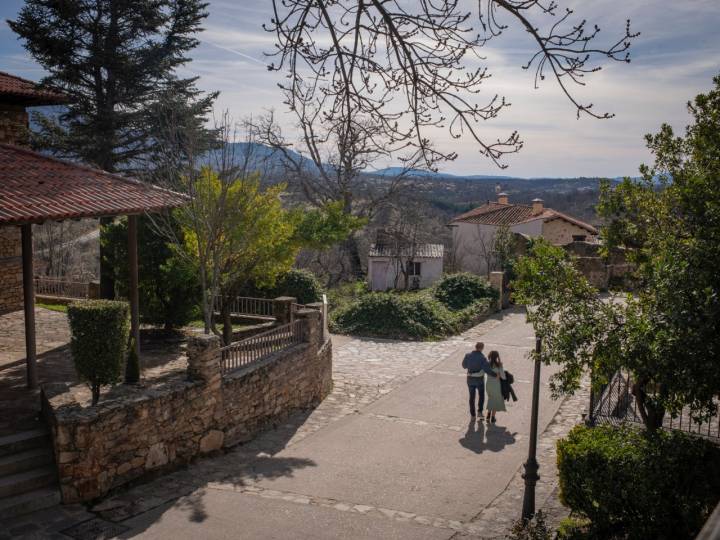 La calle principal de Montejo desde la Posada.