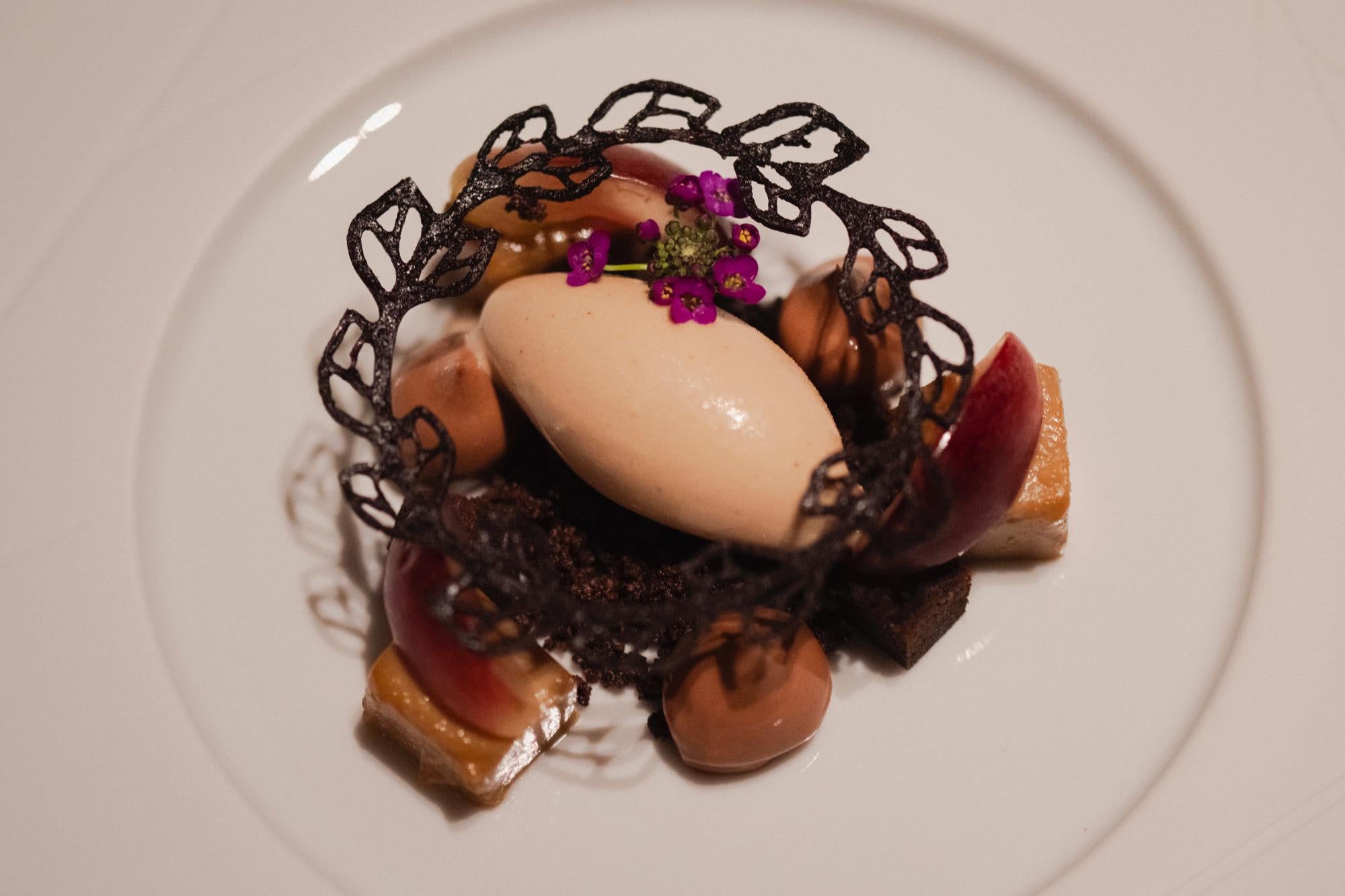 Helado balsámico con cremoso de chocolate.