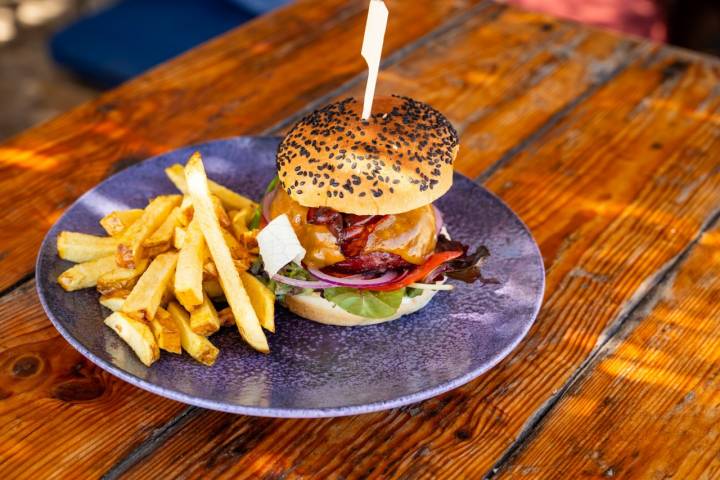 La exquisita hamburguesa con patatas fritas del mosquito. 