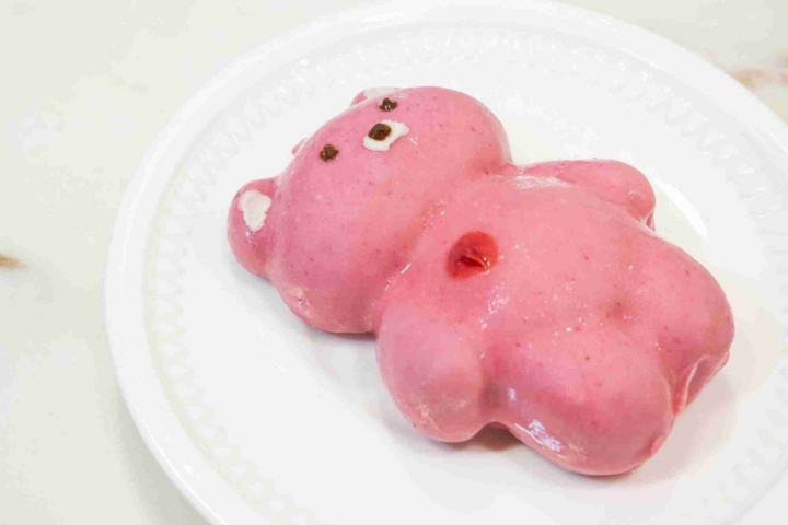 Postre con forma de osito rosa.
