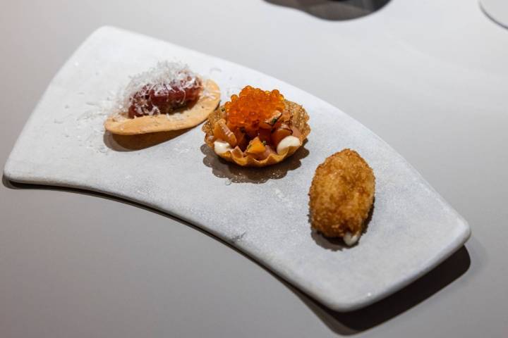 Croqueta de OlatzTartaleta de trucha curadaSteak Tartar "Amalarre"