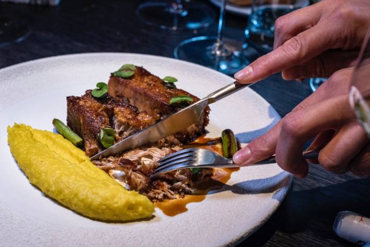 Terrina de papada de cerdo ibérico, con polenta especiada y crema de huitlacoche.