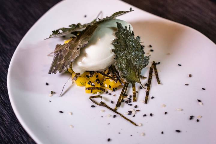 Mango con eneldo, helado de yuzu, wasabi, alga nori y crujiente de hoja de shiso.