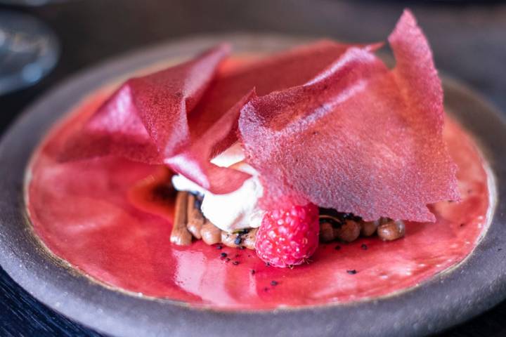 Mousse de chocolate negro con aceite de oliva, airbags con panacotta de setas, quenelle de helado de champiñón y crujiente de frambuesa.