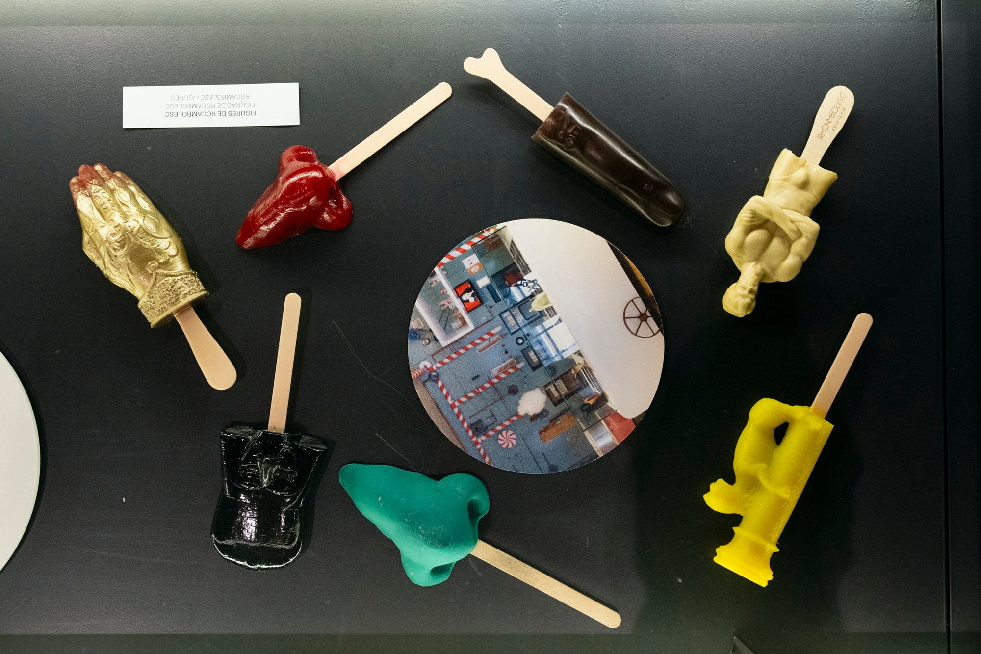 Los dulces beben de la tradición del pastelero de la familia, que también tiene su presencia en la exposición.