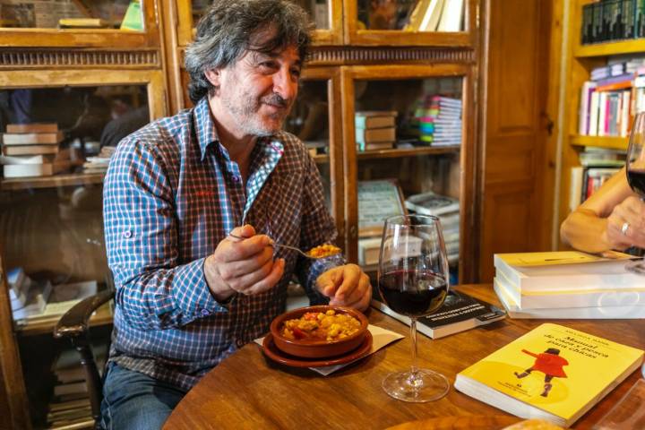 Esteban, de la industria farmacéutica a un restaurante-librería.