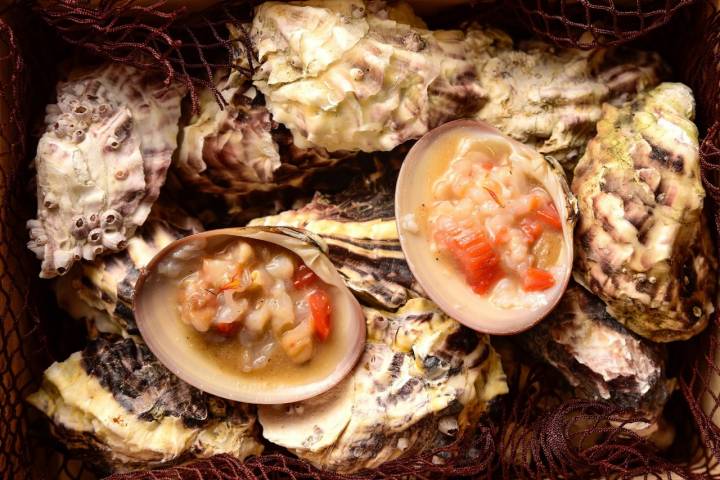 Tartar de 'ameixon' con un fondo de puerro, cebolla y aguas de ostra, aromatizado con azafrán.