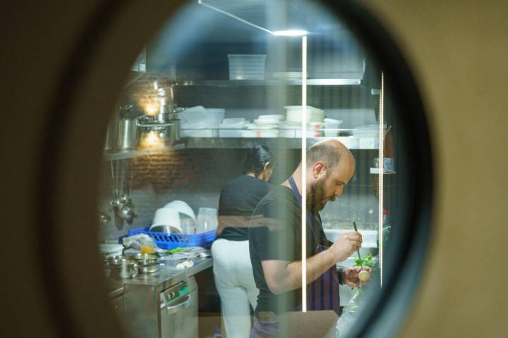 Luis Ángel Pérez preparando aperitivo