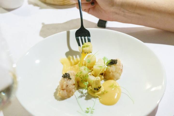 Espárragos blancos al carbón, sabayón de sésamo y cacahuete, tartar de gamba blanca y caviar