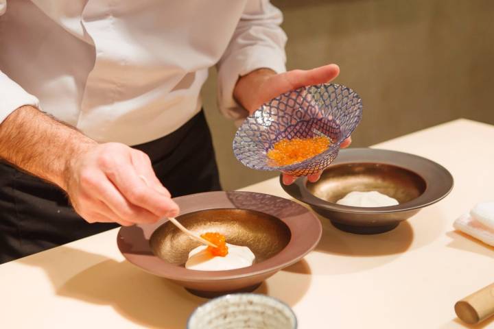 Emplatando las huevas de salmón salvaje rosado.