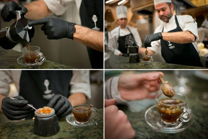 El menú da comienzo con una cafetera italiana. En su interior, un consomé de pichón con su guarnición.