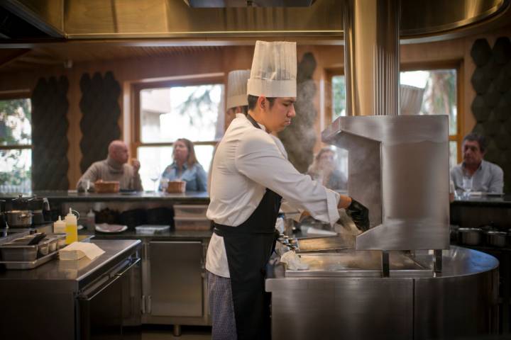 Dentro de la barra, hay un cocinero por cada seis comensales.